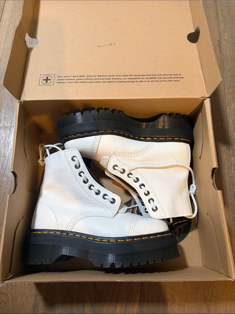 Brand new Dr. Martens Sinclair Milled Nappa White Leather Platform Lace-Up Boots